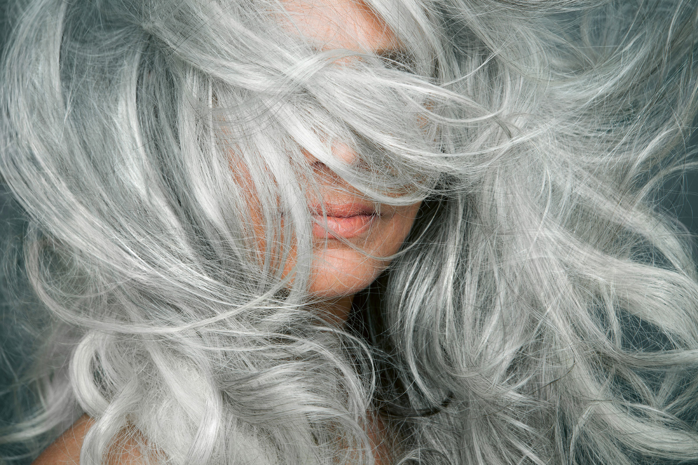 Glam-Color_Steel-Gray-Shampoo_Key-Visual_gettyimages_Frau_graue_Haare_08-2021_sRGB